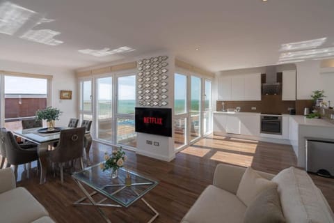 Communal lounge/ TV room, TV and multimedia, Kitchen or kitchenette, Living room, Seating area, Dining area, Evening entertainment, oven, stove