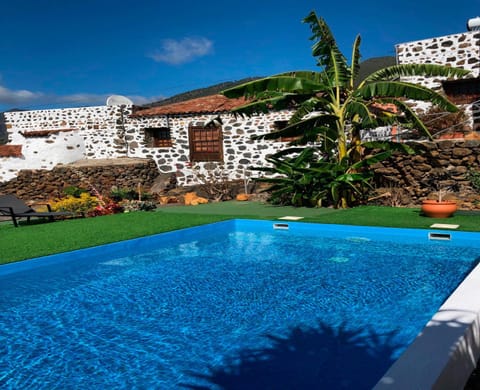 Property building, Pool view, Swimming pool, sunbed