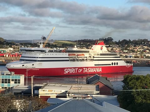 Mersey River Cottage ( cir 1888) Central location with Amazing Ocean and Habour Views. House in Devonport