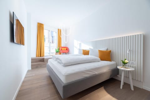 Bed, TV and multimedia, Bedroom