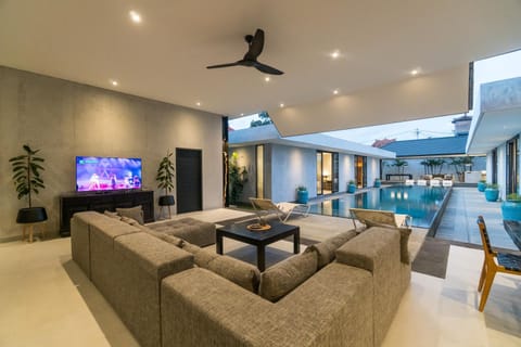 Communal lounge/ TV room, TV and multimedia, Living room, Seating area, Pool view, Swimming pool