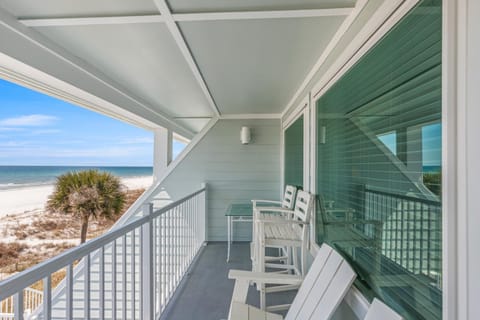 3BR, 3BA beachfront townhome! Sleeps 11! Ocean view! Steps to the beach! House in Sunnyside