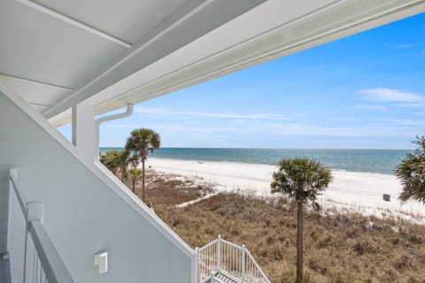 3BR, 3BA beachfront townhome! Sleeps 11! Ocean view! Steps to the beach! House in Sunnyside