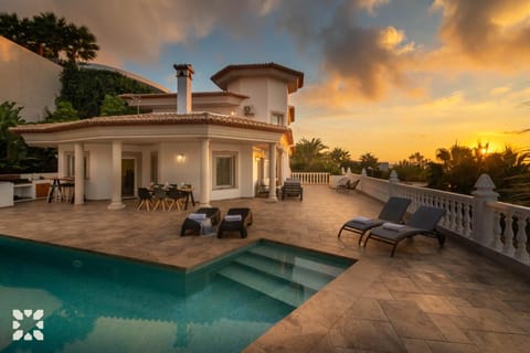 Property building, Patio, Day, Natural landscape, Pool view, Swimming pool, Sunrise, Sunset, sunbed