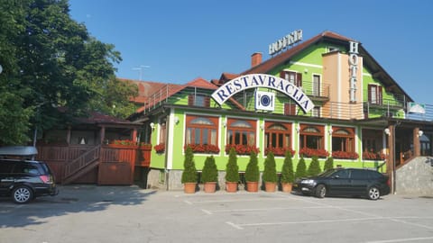 Facade/entrance