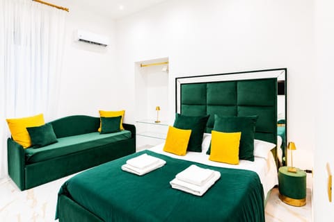 Bed, Living room, Photo of the whole room, Bedroom, towels, air conditioner