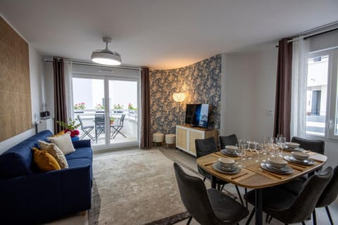 TV and multimedia, Living room, Seating area, Dining area