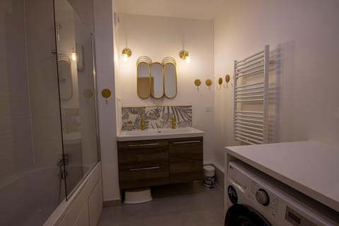 Bathroom, towels, washing machine