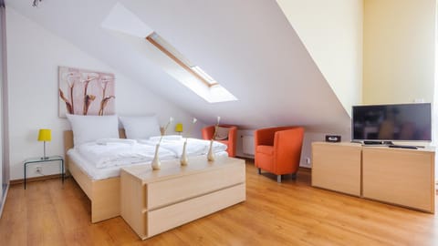 Bed, TV and multimedia, Bedroom