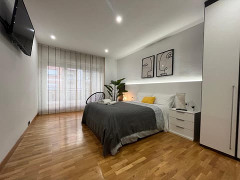 Bed, TV and multimedia, Photo of the whole room, Bedroom
