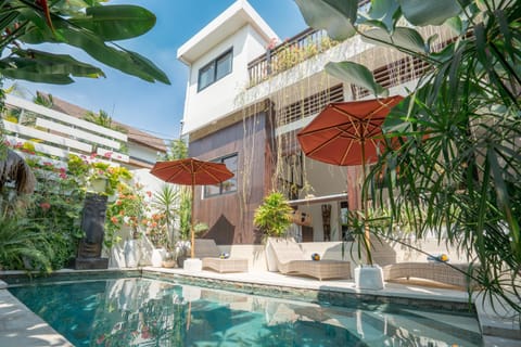 Property building, Garden, Garden view, Swimming pool, sunbed