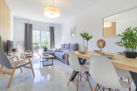 TV and multimedia, Living room, Seating area, Dining area