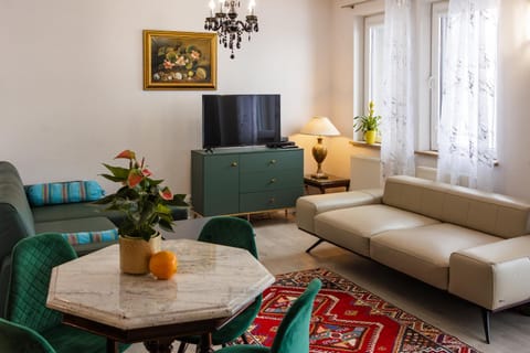 TV and multimedia, View (from property/room), Living room, Decorative detail, Seating area, Evening entertainment, Mountain view, hair dresser