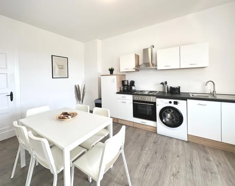 Coffee/tea facilities, Kitchen or kitchenette, Kitchen or kitchenette, Dining area, Time of day, pet friendly, stove, toaster, washing machine
