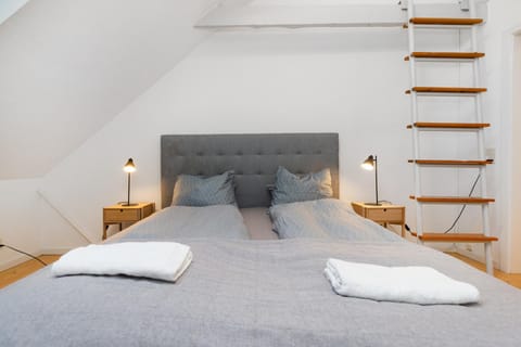 Bed, Bedroom, towels