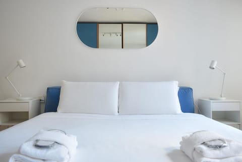 Bed, Bedroom, towels