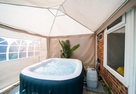 Open Mind Property - HotTUB, 4 Beds & 2 Free Parking House in Portsmouth