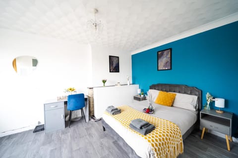 Open Mind Property - HotTUB, 4 Beds & 2 Free Parking House in Portsmouth