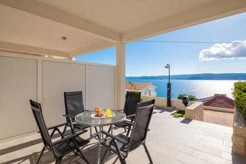 Day, View (from property/room), Balcony/Terrace, Seating area, Dining area, Sea view