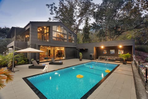 Toilet, Facade/entrance, Bed, Billiard, Garden, Balcony/Terrace, Living room, Seating area, Bedroom, Swimming pool, Breakfast, Parking, towels, wardrobe