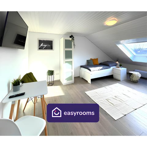 Communal lounge/ TV room, Bed, TV and multimedia, Decorative detail, Seating area, Bedroom, hair dresser, internet, locker, locker, storage, wardrobe