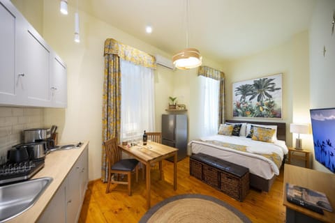 TV and multimedia, Decorative detail, Seating area, Dining area, Bedroom, stove, air conditioner