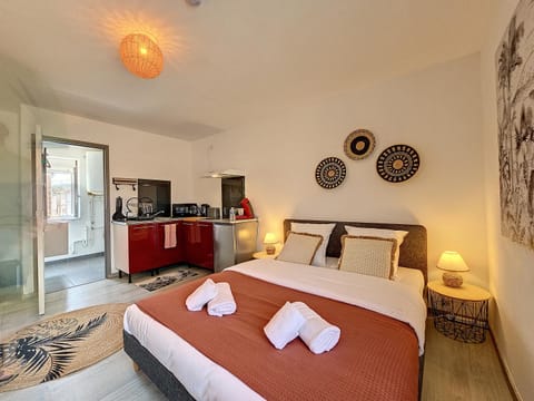Bed, TV and multimedia, Kitchen or kitchenette, Photo of the whole room, Bedroom, towels