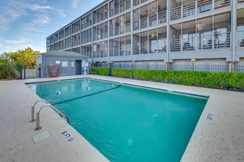Murrells Inlet Condo with Balcony and Pool Near Pier! Apartment in Garden City
