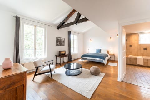 Bed, TV and multimedia, Living room, Photo of the whole room, Seating area, Bedroom