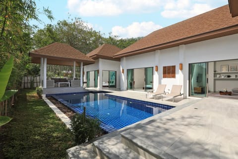 Property building, Patio, Day, Garden, Garden view, Pool view, Swimming pool, sunbed