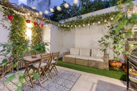 Patio, Garden, View (from property/room), Balcony/Terrace, Living room, Seating area, Dining area, Garden view