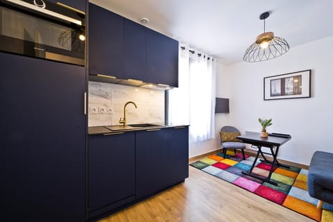 Kitchen or kitchenette, Seating area, Dining area, minibar, stove