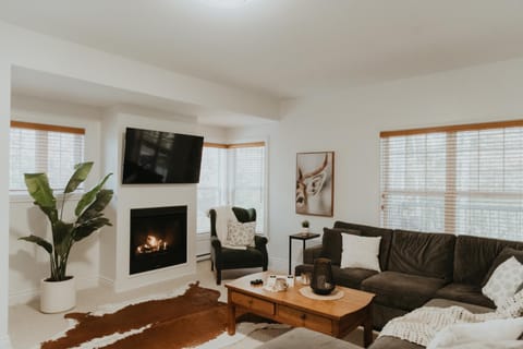 TV and multimedia, Living room, Seating area, Evening entertainment, flat iron