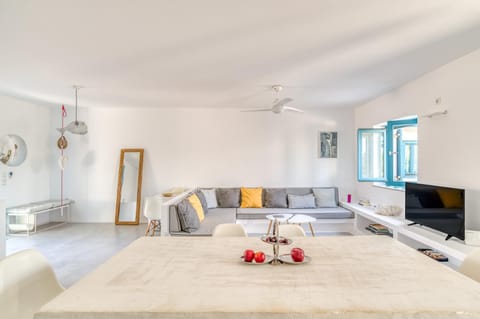 G&K Blue House on Agia Anargyroi Beach, Naousa House in Naousa