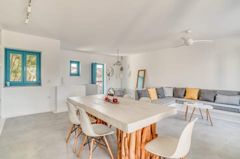 G&K Blue House on Agia Anargyroi Beach, Naousa House in Naousa