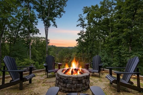 7 Min to DT Blue Ridge~Hot Tub~Fire Pit~Sleeps 12 House in Blue Ridge