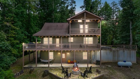 7 Min to DT Blue Ridge~Hot Tub~Fire Pit~Sleeps 12 House in Blue Ridge