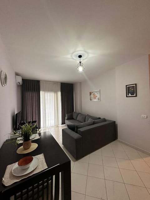 Bed, TV and multimedia, Living room, Photo of the whole room, Seating area, Dining area