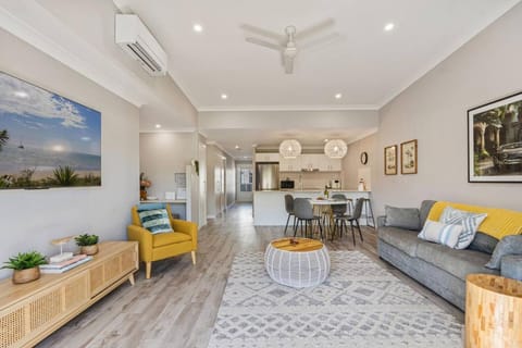 Communal lounge/ TV room, TV and multimedia, Living room, Dining area