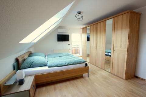 Bed, TV and multimedia, Bedroom, wardrobe