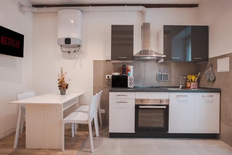 [Free Netflix & Wi-Fi] Modern Suite Roiano Apartment in Trieste