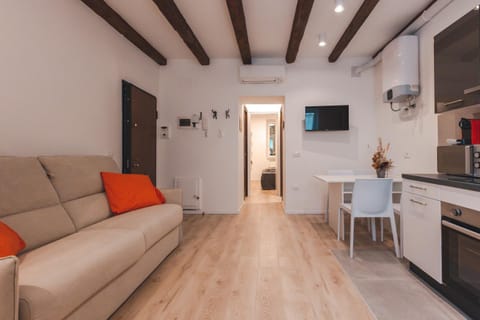 [Free Netflix & Wi-Fi] Modern Suite Roiano Apartment in Trieste