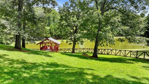 Lake Views Hot Tub Fire Pit 6bed House in Georgia