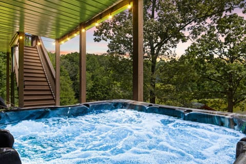 Lake Views Hot Tub Fire Pit 6bed House in Georgia