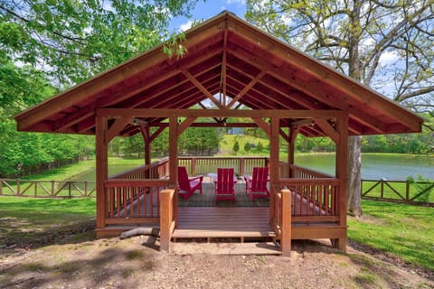 Lake Views Hot Tub Fire Pit 6bed House in Georgia