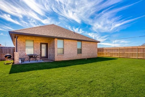 Entire House~ Spacious~ Prime Location~ Backyard House in Lubbock