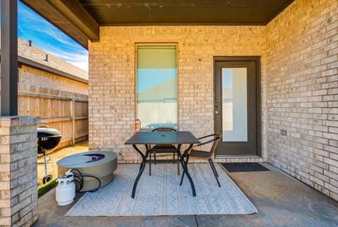 Entire House~ Spacious~ Prime Location~ Backyard House in Lubbock
