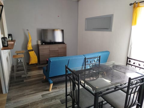 TV and multimedia, Living room, Seating area, Dining area