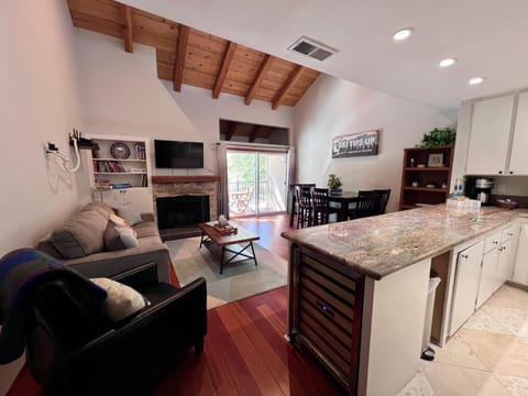 Communal lounge/ TV room, Kitchen or kitchenette, Living room, Seating area, Dining area