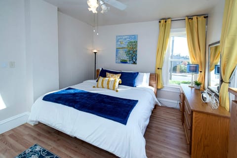 Vintage downtown flat near Holy Hill, Golf &Ski Apartment in Wisconsin